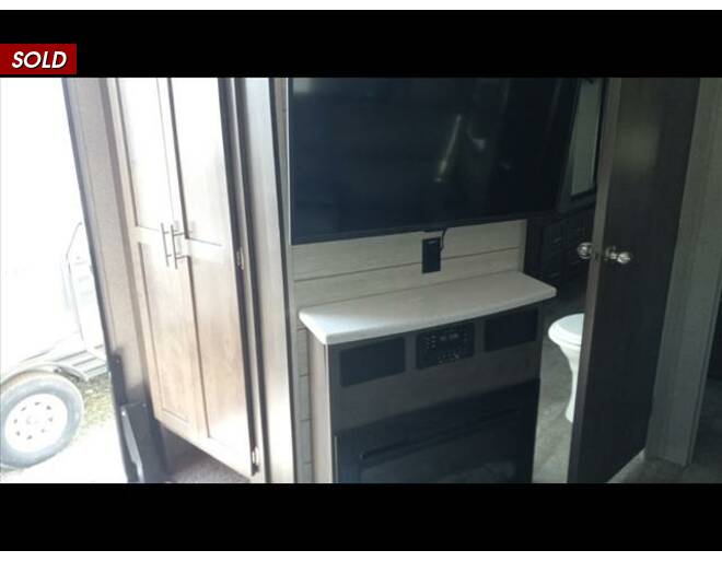 2021 Rockwood Ultra Lite 2608BS Travel Trailer at Link RV Minong, Wisconsin STOCK# 23-67A Photo 13